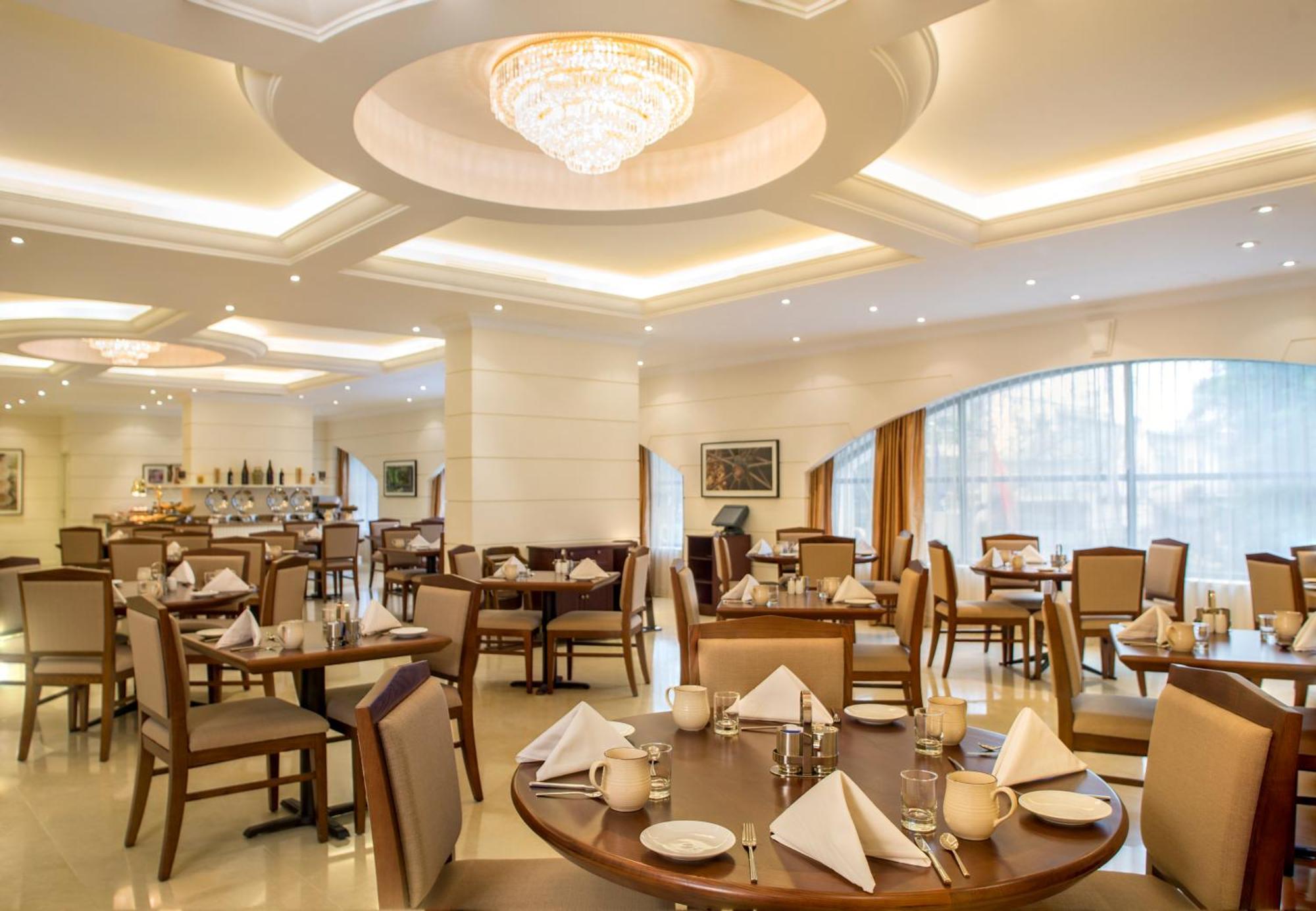 Khách sạn Hilton Garden