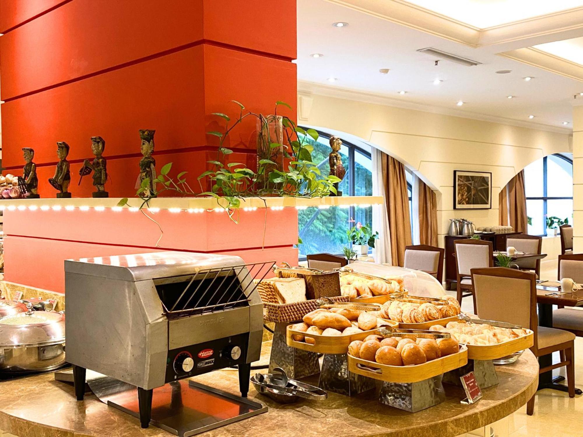 Khách sạn Hilton Garden 4*