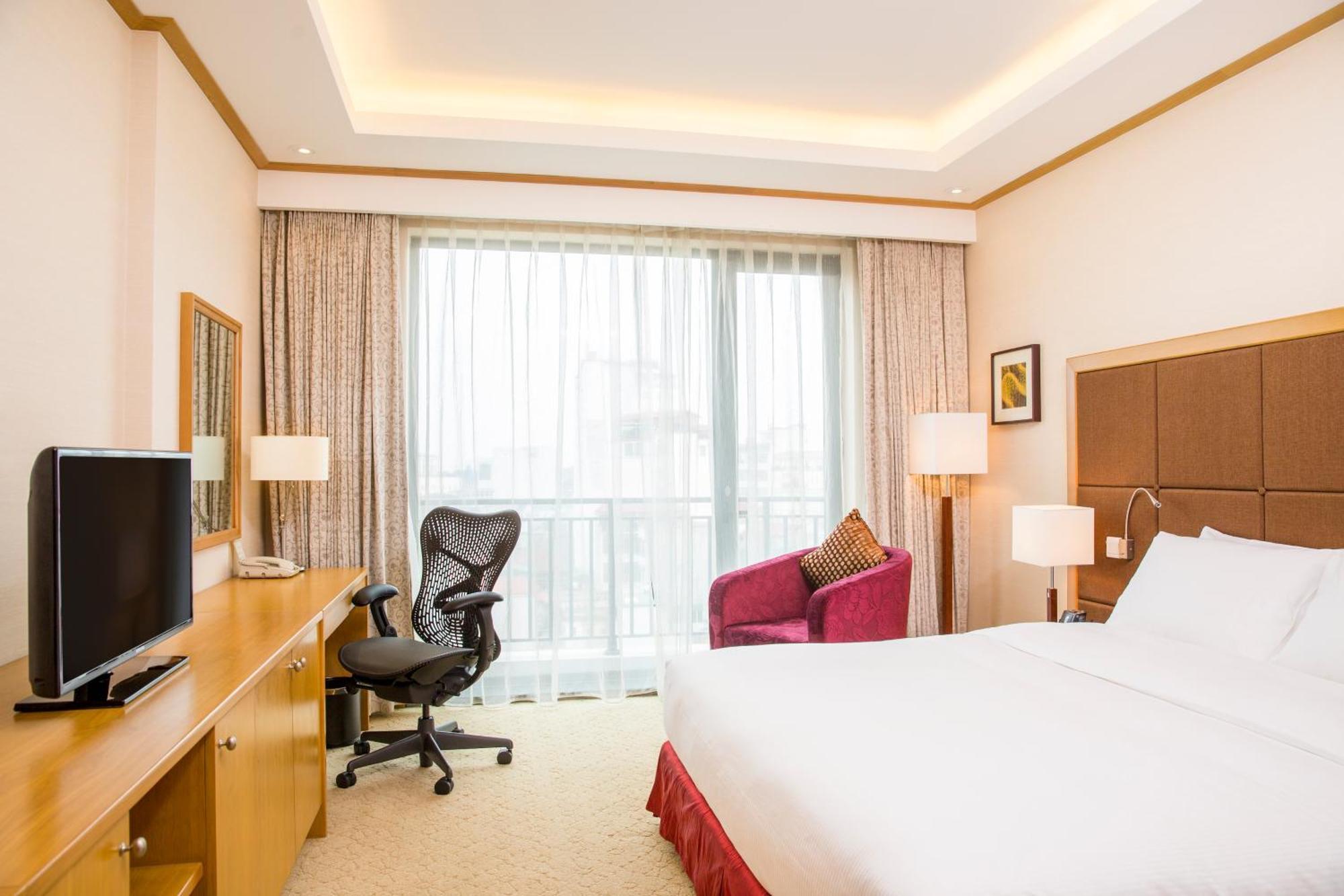 Khách sạn Hilton Garden 4*
