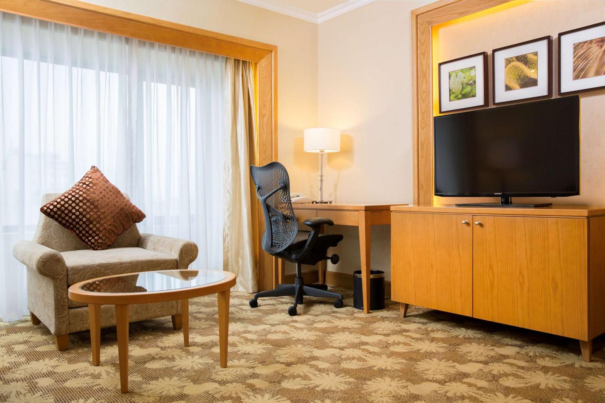 Khách sạn Hilton Garden