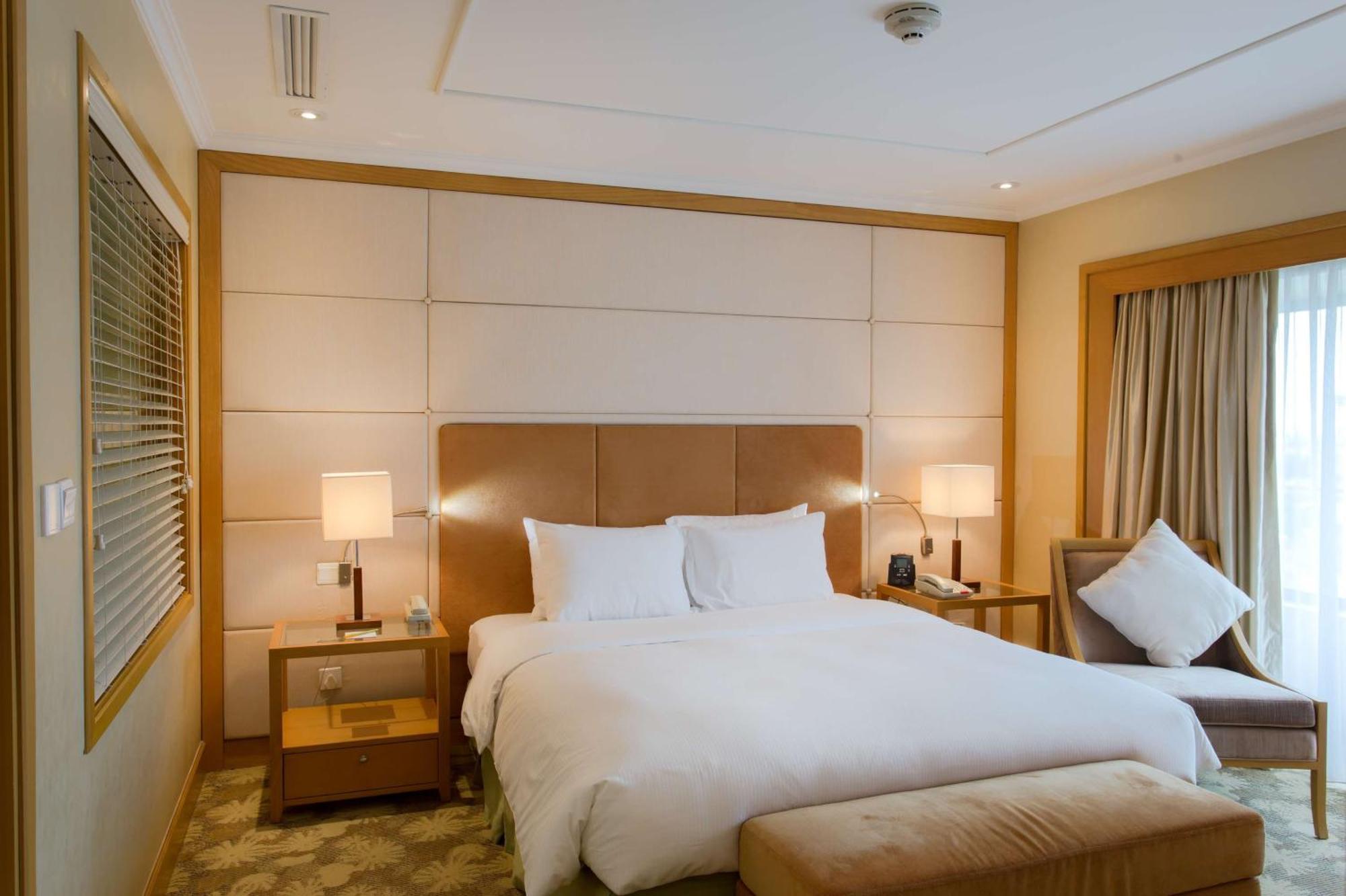 Khách sạn Hilton Garden 4*